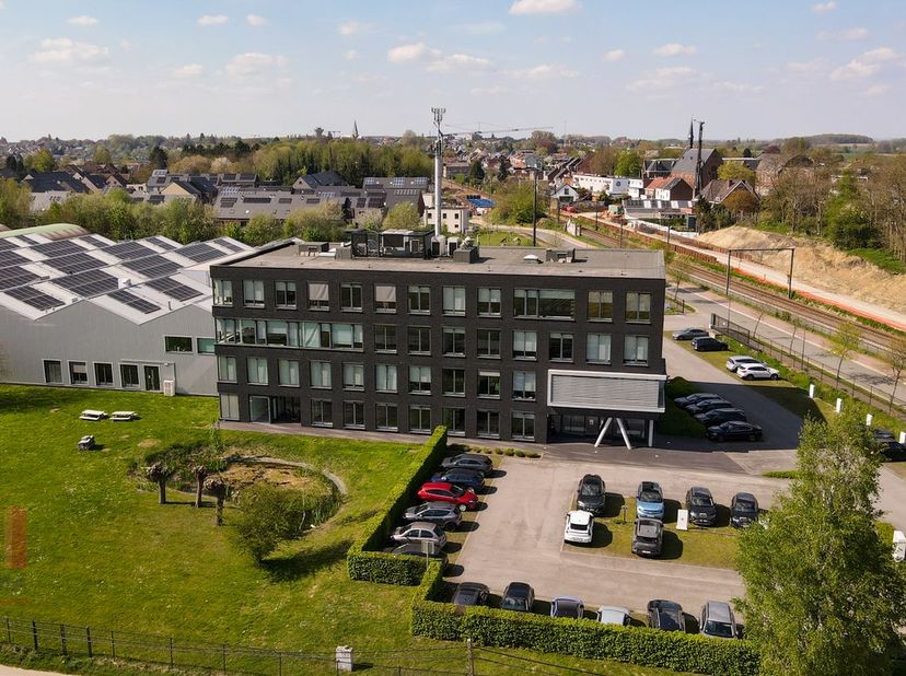 Ce bureau clé en main de 431 m² est situé dans un environnement agréable et verdoyant, à un emplacement stratégique offrant une connexion aisée avec l