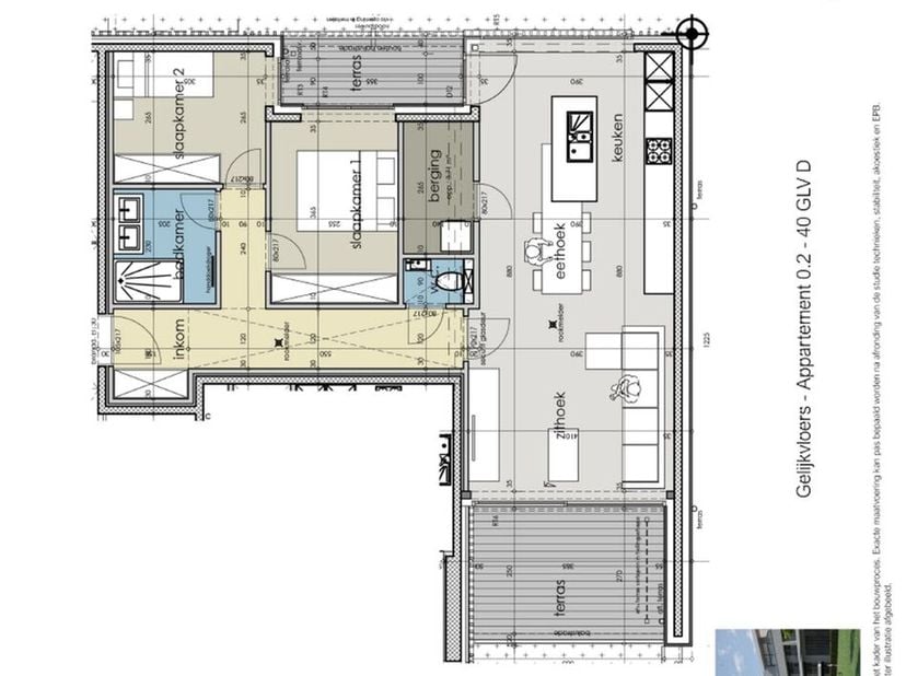Het appartement is gelegen op gelijkvloers en werd op plan ingedeeld als volgt:<br />
Inkomhal met gastentoilet en ruimte voor vestiairekast, open ing