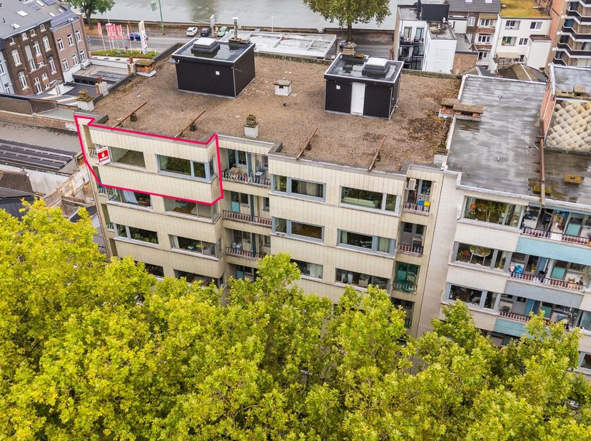 Bent u op zoek naar een lichtrijk appartement met een uitstekende ligging en mogelijkheden na enkele opfrissingswerken? Dan is dit een mooie kans!<br