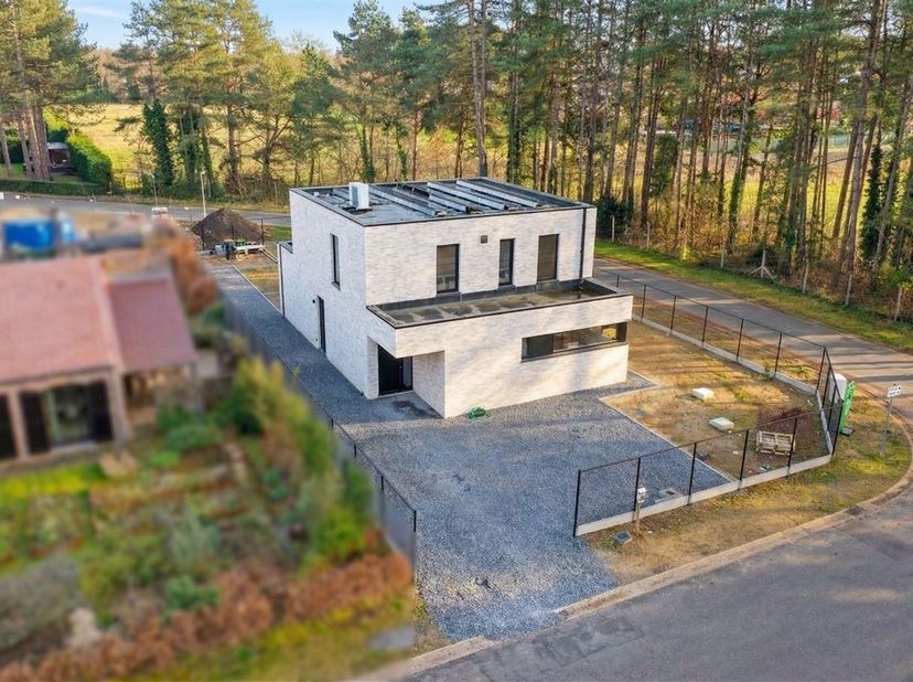 Stijlvolle en instapklare woning op een perceel van 7a 10ca in de Larikstraat<br />
<br />
Deze moderne en kwalitatief afgewerkte woning in een resi