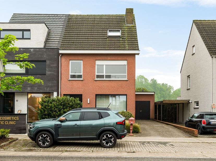Gezinswoning met 4 slaapkamers, garage en zuidwestgerichte tuin<br />
Gelijkvloers<br />
Via de inkomhal betreedt u de woning en komt u in de ruime wo