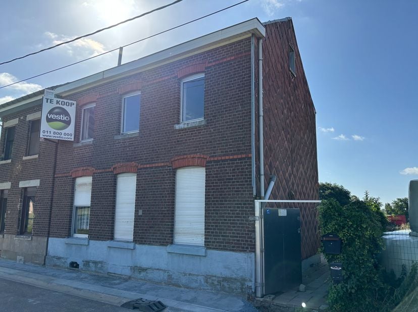 Volledig te strippen woning in Riemst.&amp;nbsp;<br />
<br />
Woning met 3 slaapkamers in een rustige doodlopende straat. Grote zolder om eventueel 4e sla