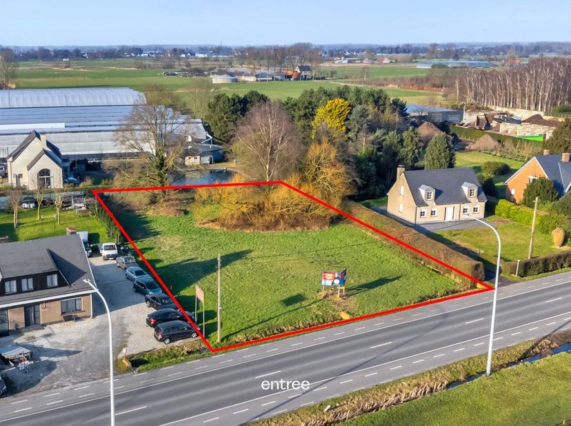 Deze grond bestaat uit 2 gronden, nl. 1 bouwgrond van 911,71 m² , 1 achterliggende agrarische grond van 237,03 m², 1 bouwgrond van 965,64 m² (lot 2) e