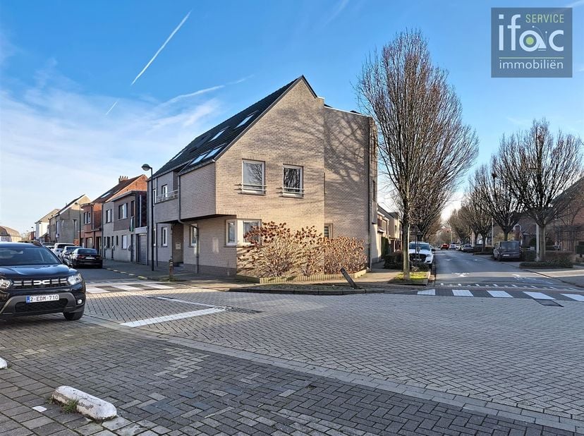 Superbe appartement au rez-de-chaussée avec jardin et terrasse privatifs, situé au centre de Kampenhout. L’appartement est actuellement loué jusqu’au