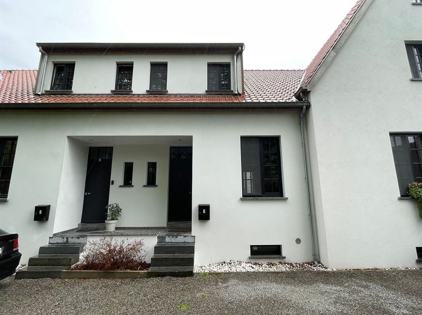 Charmante maison rénovée de 2 chambres avec terrasse spacieuse et parking privé !<br />
Cette propriété prête à l'emploi est située dans un endroit pr