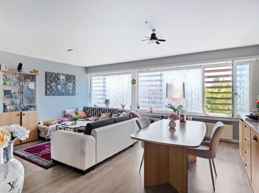 Appartement spacieux et bien entretenu, comprenant 2 chambres, une terrasse et un garage, situé dans le centre de Kalmthout.<br />
Prix indicatif : 24