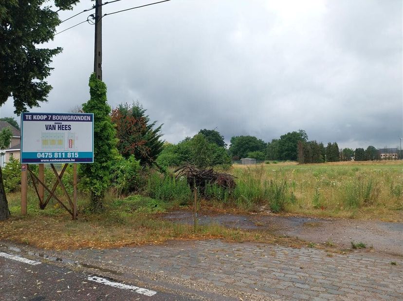 Prachtige bouwgrond voor half open bebouwing van 675m², 13,5m breed.  De grond is deel van een nieuwe verkaveling van 7 bouwgronden.  Geen bouwverplic