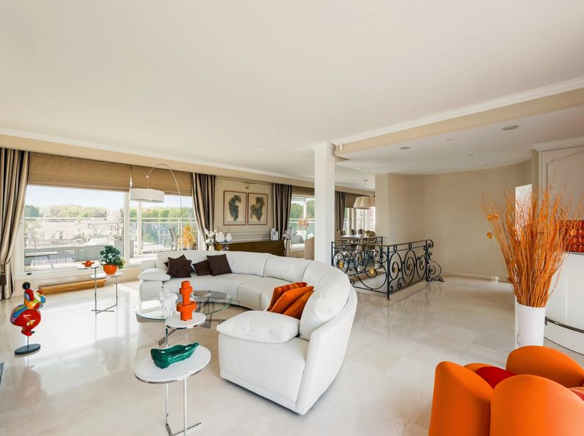 À 30 m de lavenue Franklin Roosevelt, à côté du Bois de la Cambre, superbe duplex penthouse de ±330 m² niché aux 7e et 8e étages dun immeuble emblémat