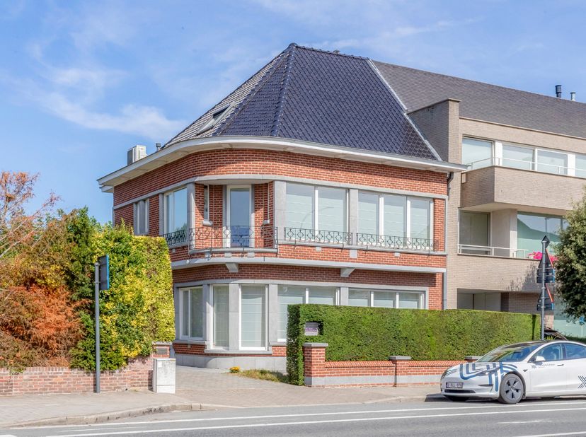 Deze karaktervolle herenwoning is gelegen in de Peter Benoitlaan, op een uitstekende locatie nabij het centrum van Deinze. U geniet er van een rustige