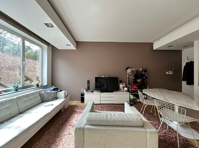 ELSENE, op een steenworp afstand van Fernand Cocq, tussen Louise en Saint-Boniface, ligt dit charmante gemeubileerde APPARTEMENT (1 slaapkamer/1 badka