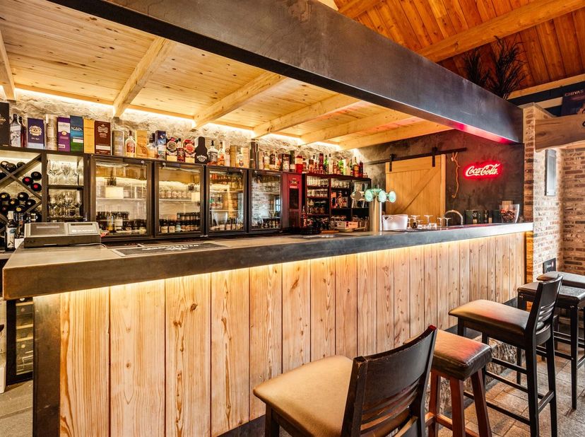Immeuble commercial prêt à l'emploi avec 118 m² de surface<br />
<br />
Ce bâtiment horeca soigneusement entretenu constitue une belle opportunité p