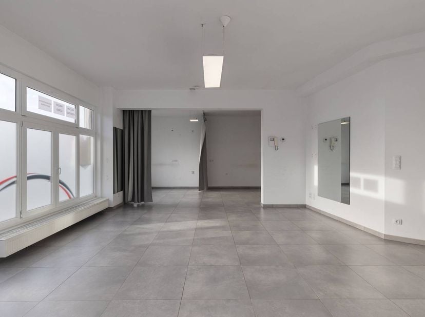 Ce bâtiment polyvalent d'environ 120 m², précédemment utilisé comme cabinet de physiothérapie, est situé dans une rue facilement accessible de Courtra