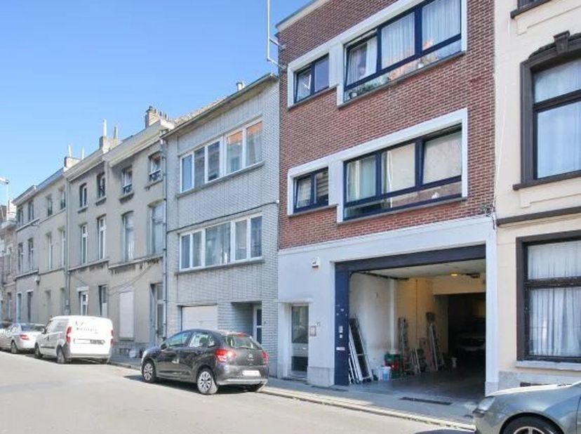 Dicht bij Tour et Taxis en op 5 minuten van Place de l'Yser, werd dit pand in 2007 volledig gerenoveerd: 125m² magazijn + 3 verdiepingen van 30m² in e