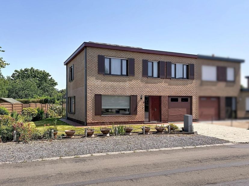 RUSTIG GELEGEN WONING -<br />
- Gelijkvloers: inkom, WC, living/eetplaats, keuken, werkplaats/bergplaats, veranda, garage;<br />
- Verdieping: badkame