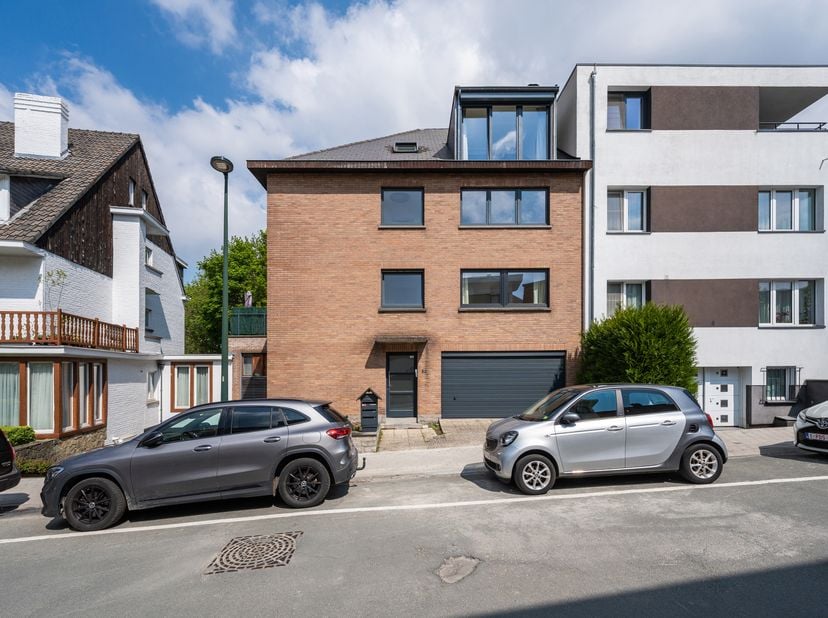 AUDERGHEM, in de zeer gegeerde wijk Chant d’Oiseau, zeer mooi APPARTEMENT DUPLEX (5slp/2badk) volledig gerenoveerd in 2015 van ± 201 m² bebouwd volgen