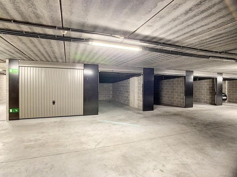 Onder het nieuwbouwproject "Dulle Griet Garden", gelegen op de Vrijdagmarkt te Gent bevindt zich deze ondergrondse garagebox.2.47. met afgesloten priv