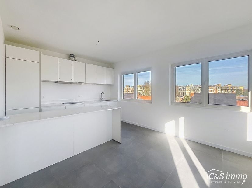 Op de vierde verdieping van een recent gerenoveerd gebouw bevindt zich dit volledig vernieuwde appartement met een zonnig terras van ca. 4m². De liggi