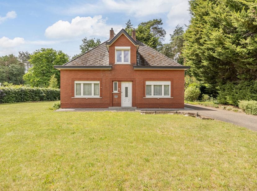 In het groene Engsbergen vinden we deze goed onderhouden woning van 1961 terug op een prachtig perceel van maar liefst 22 are. Een eigendom met tal va