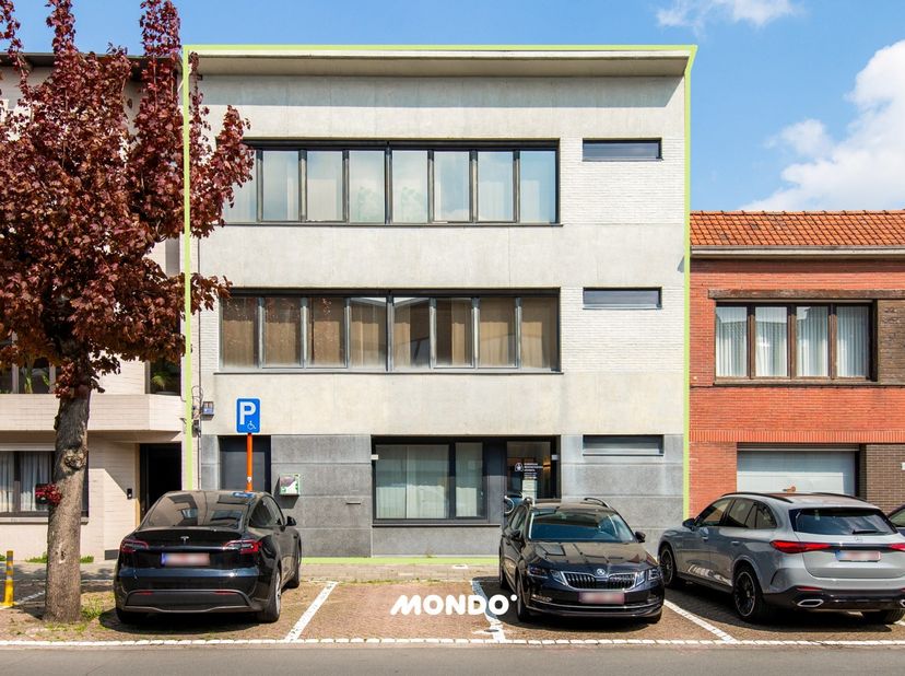 À la recherche d'une base professionnelle pour votre entreprise ou d'une opportunité immobilière intéressante ? <br />
Cet immeuble de bureaux polyval
