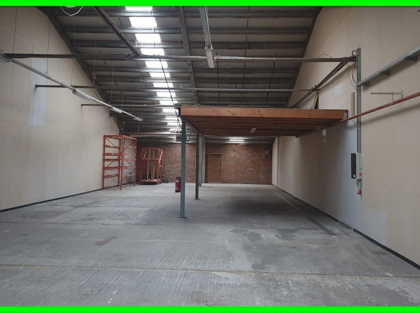 Oppervlakte: 315 m² + mezzanine 40 m²<br />
| Ligging: Nijverheidsstraat - Europalaan ring Poperinge<br />
| Gebruik: ambacht, opslag, B2B winkel, ...