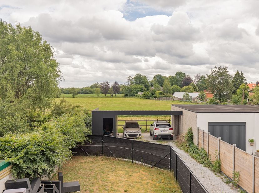 Dit instapklaar duplexappartement is uitstekend gelegen, nabij het centrum van Sinaai-Waas met al haar faciliteiten (winkels, horecazaken, scholen en