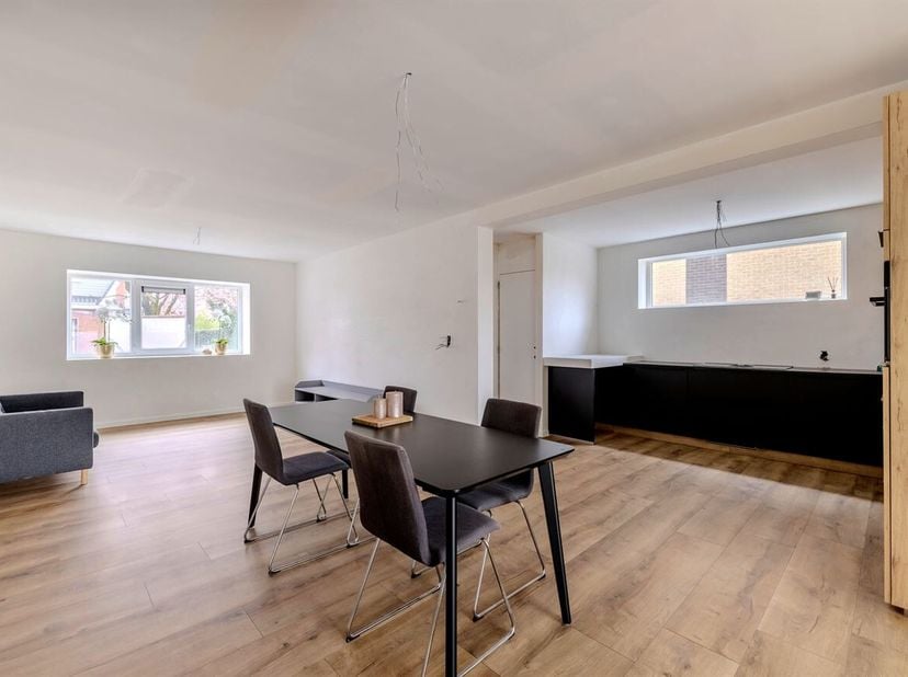 Ligging: Gelegen op een toplocatie! Ideaal voor wie graag op wandelafstand van zowel het centrum als een groene omgeving woont. Deze woning is vlakbij