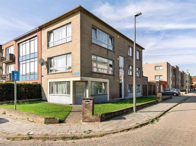 Opbrengsteigendom bestaande uit 3 verhuurde appartementen met garages<br />
Dit opbrengsteigendom bestaande uit 3 verhuurde appartementen is gunstig g
