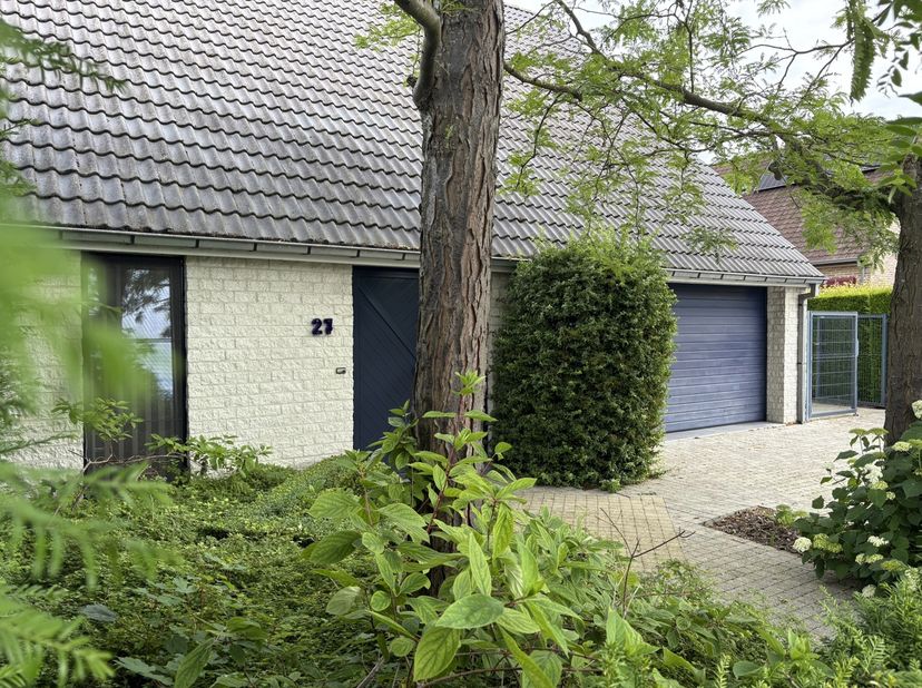 Nous vous proposons à la vente cette villa de 230 m², située dans un lotissement calme sur un terrain de 8 ares et 42 centiares.<br />
Au rez-de-chaus