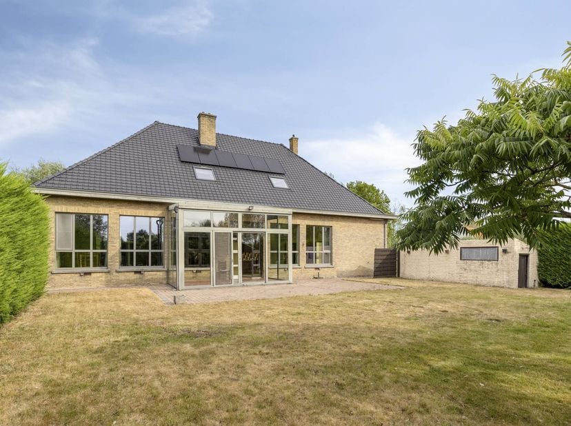 Woning te koop in Booitshoeke, gelegen in de Pastoor Henri Scherpereelstraat 2A. Deze karaktervolle woning is ondergebracht in een voormalig schooltje