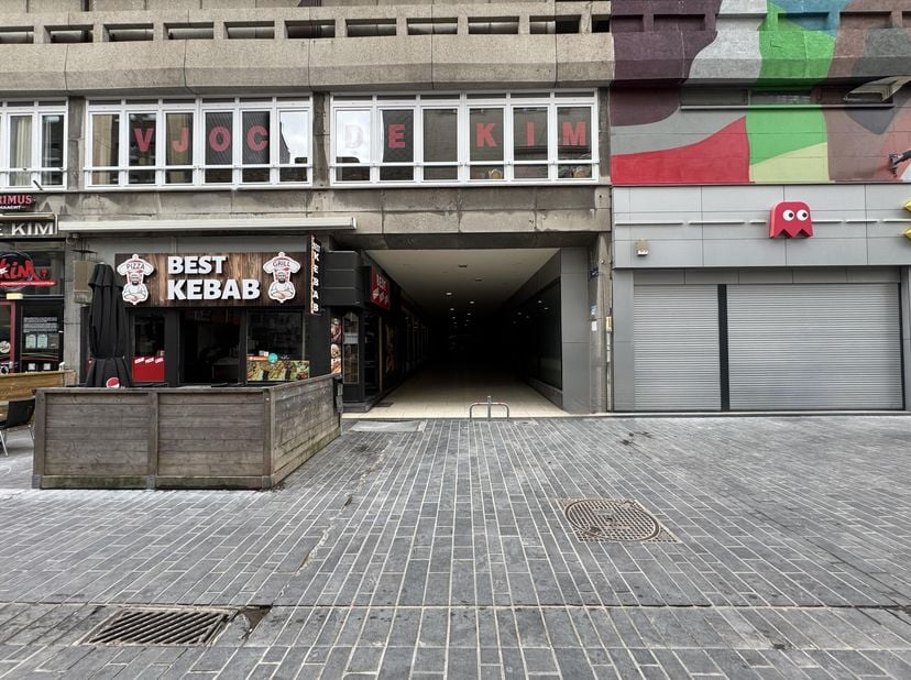 Ruime handelsruimte gelegen in het bruisende stadcentrum in residentie “Europacentrum” -&amp;nbsp; gelegen op de benedenverdieping (-1) van de gekende Eur