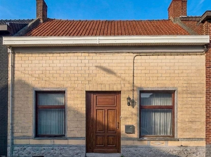 Ref 7041 - Rue des Andrieux 86, 7370 Elouges<br />
<br />
À Elouges, cette maison de caractère attend sa prochaine vie. Avec ses 127 m² habitables e