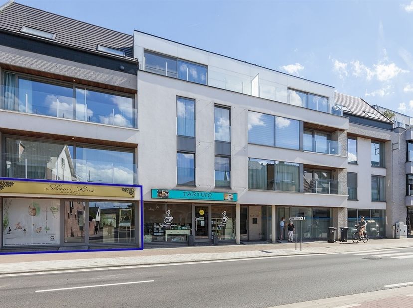 Knap handelspand, heden ingericht als kapsalon, gunstig gelegen op een commerciële A-locatie pal in het centrum van Putte.<br />
<br />
Dit recente