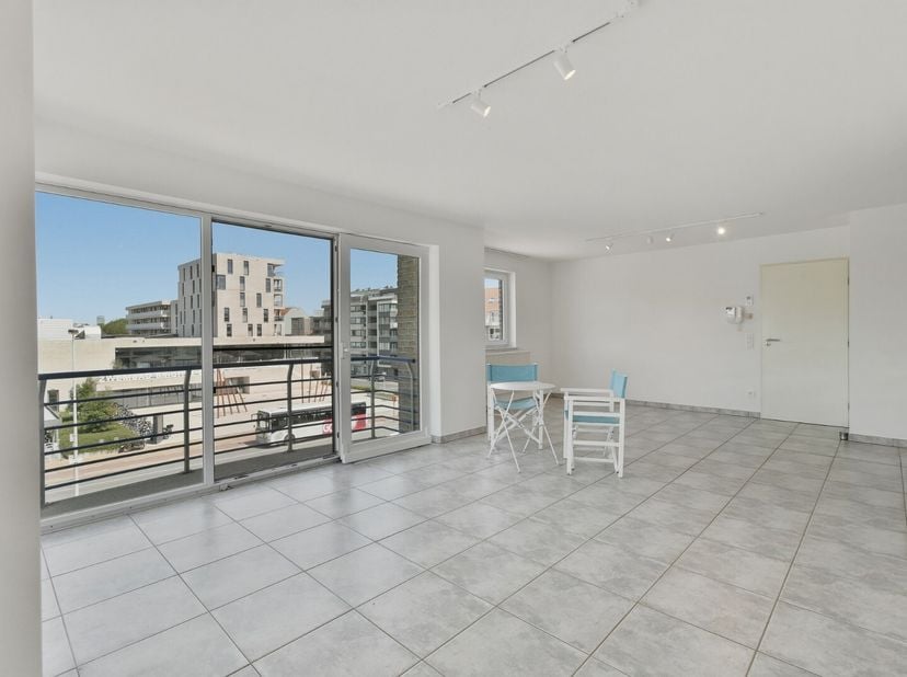 Dit lichtrijk dakappartement met twee slaapkamers is te huur in Oostende. Het appartement beschikt over een inkomhal met toegang tot het apart toilet