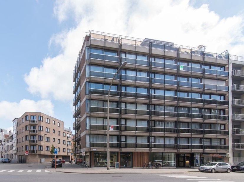 Te huur: ruim en instapklaar appartement met twee volwaardige slaapkamers, een lichtrijke leefruimte, een vernieuwde en volledig uitgeruste keuken, ee