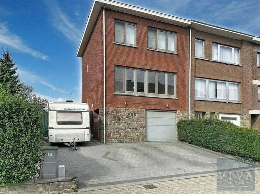Maison 3 façades prête à emménager avec vue dégagée sur les champs.<br />
<br />
Située dans un quartier très prisé et calme, cette agréable maison 3