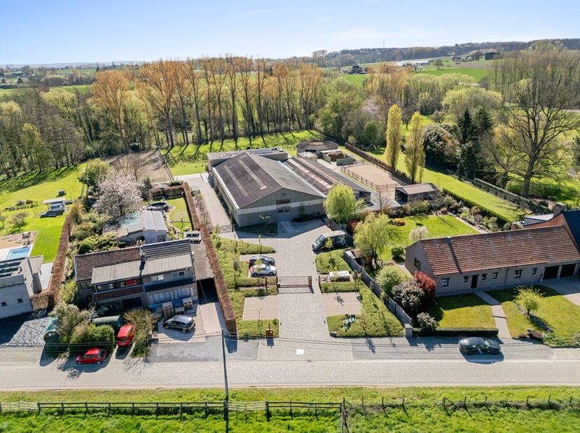 In Pajottenland, te Lennik, één van de meest gegeerde landelijke gemeenten van Vlaams-Brabant treffen we deze moderne villa aan met zwembad en paarden