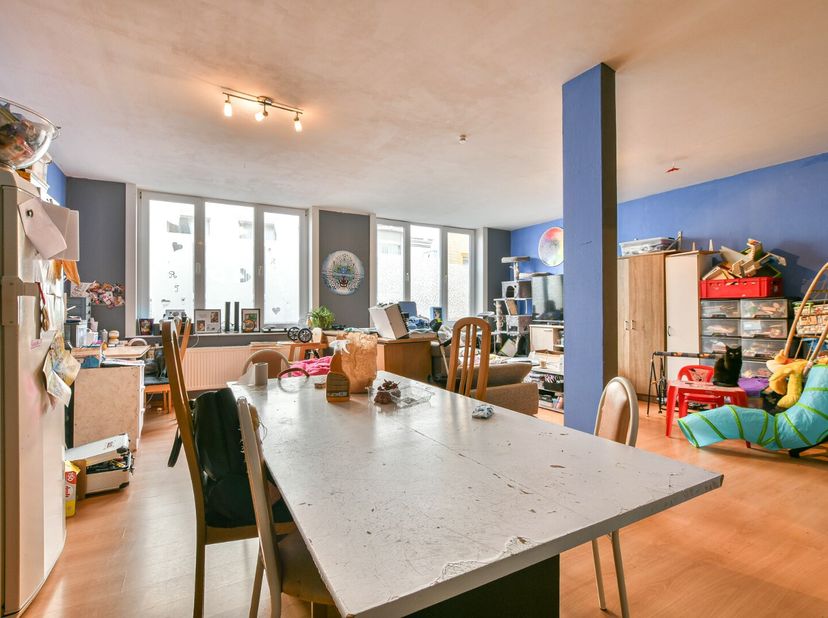 Ruim en lichtrijk 2-slaapkamerappartement van ca. 98 m², gelegen op de eerste verdieping in het centrum van Blankenberge. Dit charmante appartement in