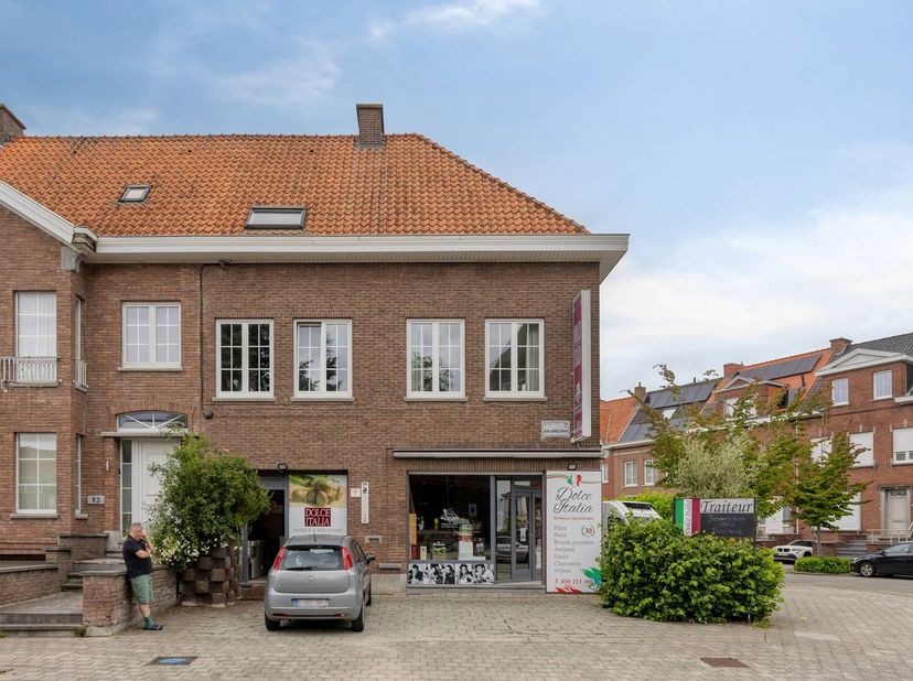 In de gegeerde Sint-Elisabethwijk te Kortrijk bevindt zich deze veelzijdige eigendom die wonen en ondernemen perfect combineert. Dankzij de gunstige l