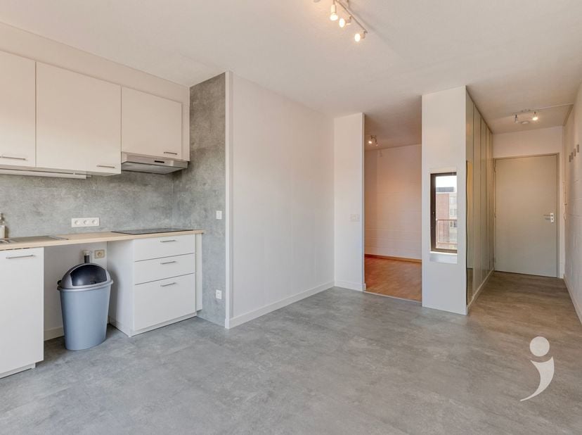 Vous recherchez un studio élégant, prêt à emménager dans un excellent emplacement à Louvain ? Alors ce studio entièrement rénové situé au Prosper Poul