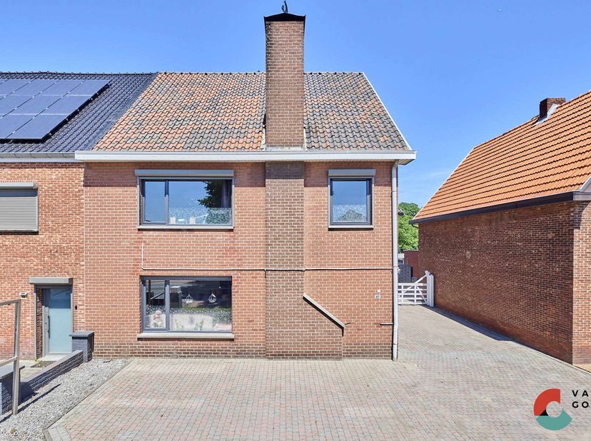 Deze leuke gezinswoning gelegen nabij het centrum van Hechtel, De woning bevat 3 slaapkamers, een zeer gunstig EPC en een grote loods op het diepe per