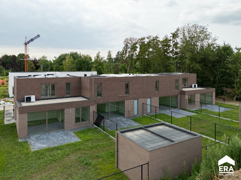 Moderne nieuwbouwwoning met 3 slaapkamers en leuke tuin op wandelafstand van Herk-de-Stad. Deze moderne nieuwbouwwoning in Tamerpark is gelegen op een