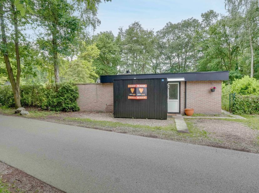 Op een prachtige, rustige locatie aan het begin van het vakantiepark Sonnevijver in Rekem bevindt zich deze bijzonder gezellige vakantiewoning. Dankzi