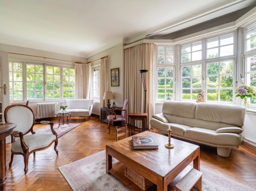 Gelegen in een van de meest gewilde wijken van Woluwe-Saint-Pierre, vlakbij Place Dumon en zijn talrijke winkels, deze elegante karaktervolle villa is