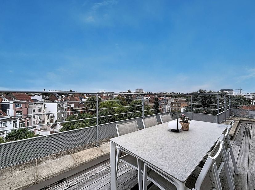 Ixelles : Sur la prestigieuse avenue Molière, à proximité des commerces et du Bois de la Cambre se trouve un magnifique appartement de ± 100 m² situé