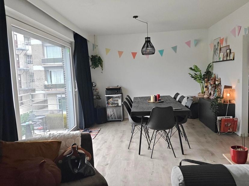 Sfeervol gerenoveerd appartement met terras en parking!<br />
Aarschot is zo’n plek waar alles mooi in balans voelt: levendig, maar nooit te druk. Ste