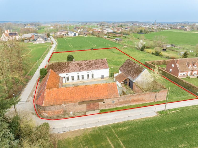 Op een rustige en groene locatie in het charmante Nukerke bevindt zich deze te renoveren karaktervolle Vierkantshoeve.  <br />
Deze eigendom gelegen a