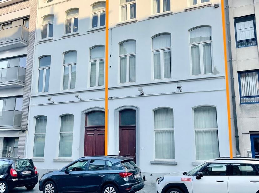 Deze prachtige herenwoning, gelegen in het centrum van Aalst, biedt een unieke combinatie van authentieke charme en hedendaags wooncomfort. Op wandela