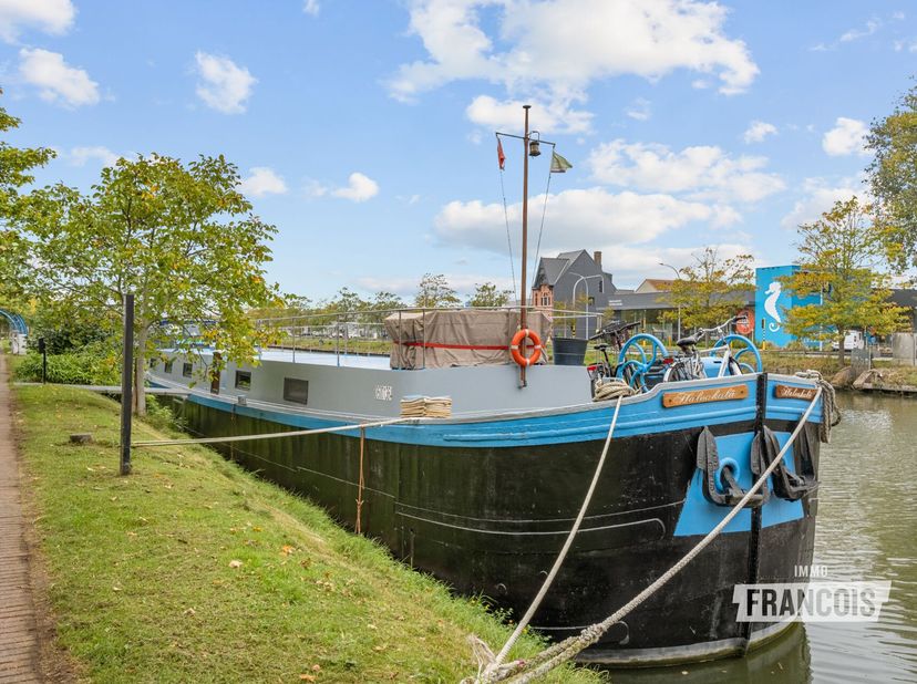 WOONBOOT TE KOOP - STARTPRIJS<br />
Deze woonboot uit 1941 werd met de grootste zorg omgevormd tot een volwaardige woning en verkeert vandaag in perfe