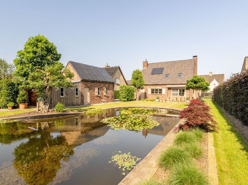 Rustig gelegen, energiezuinig en perfect onderhouden woning op een ruim perceel van 1.509 m².<br />
<br />
Beschikbaar voorjaar 2027.<br />
<br />
Ben