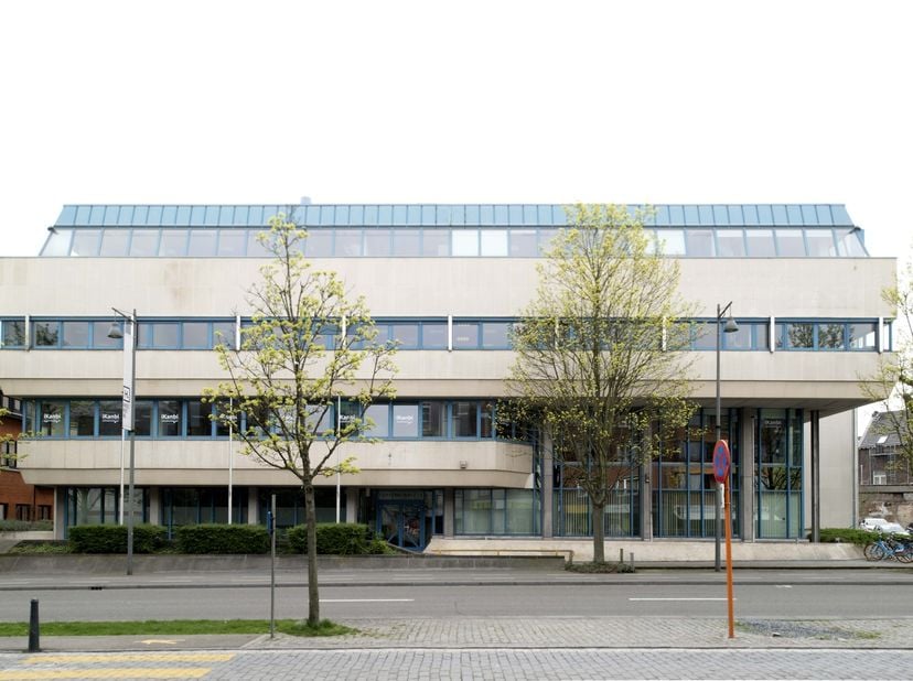 Aan de bruisende Guffenslaan, op de Kleine Ring van Hasselt en pal aan de Groene Boulevard, bevindt zich dit representatieve kantoorgebouw op een stra